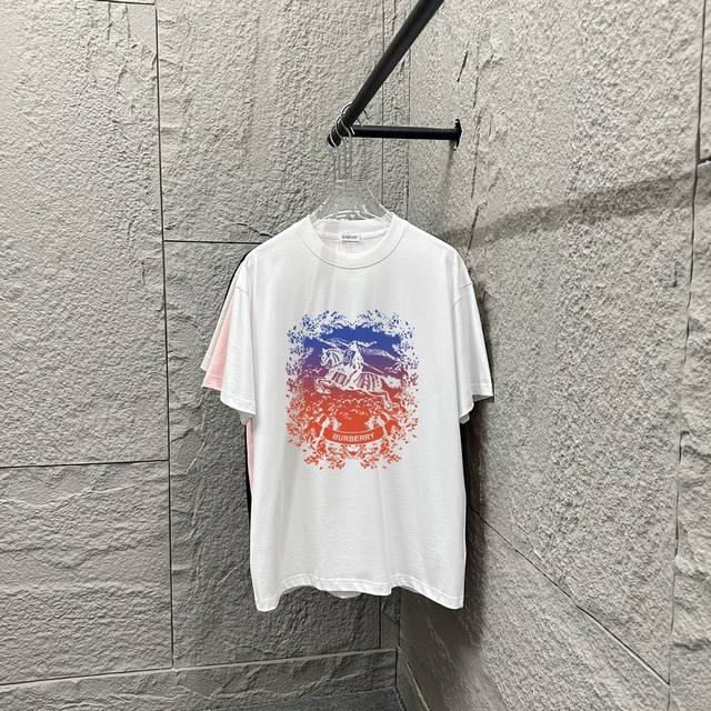 Bbr 巴*莉 2025春夏款 经典简约涂鸦战马印花个性Logo 定制双纱平纹纯棉面料 短袖T恤 男女同款颜色：黑色 白色尺码： S 90-130斤 M 120