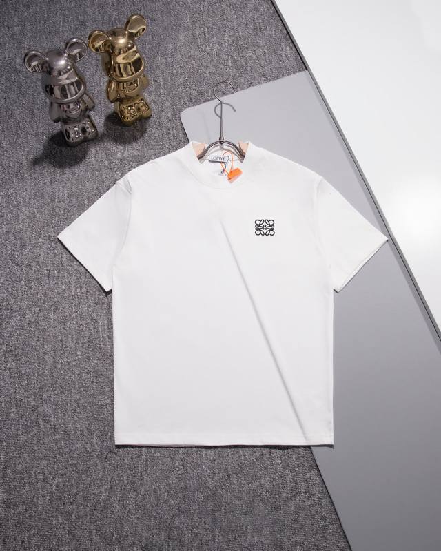 Loewe 罗意威 圆领短袖T恤Logo绣花小标识官方同步 1:1原版开模时尚个性 百搭潮流纯原品质 原版洗水面料吊牌 领标 水洗麦 三标齐全颜色: 黑色.白色