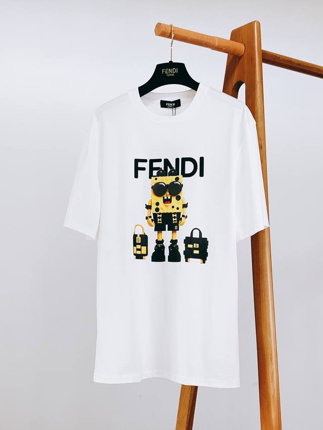 Fendi 芬迪 2025Ss春夏新品 卡通印花T恤。胸前“潮酷海绵宝宝”玩转出圈联名 墨镜、黑金穿搭+迷你Fd包，细节拉满，把“可爱与高级”焊死在衣身！海绵宝