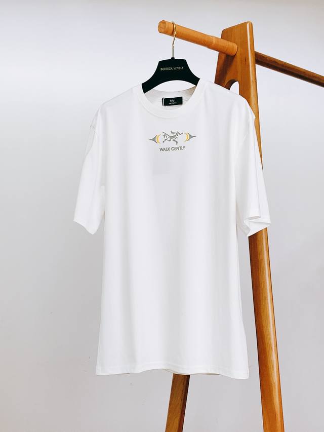 Arcteryx 始祖鸟 2025Ss春夏新品 浮雕标识T恤，品相超级完美，前幅经典立体浮雕标识，超简单的字母设计，搭配外套开衫 可提升搭配亮点内里叠穿打底也一