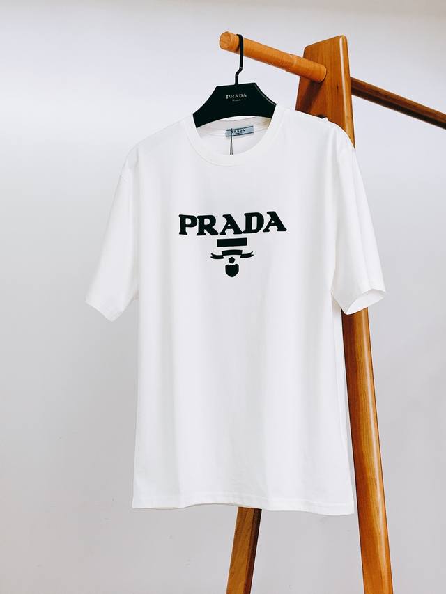 Prada 普拉达 2025Ss春夏新品 浮雕字母标识T恤，品相超级完美，前幅经典立体浮雕字母标识，超简单的字母设计，搭配外套开衫 可提升搭配亮点内里叠穿打底也