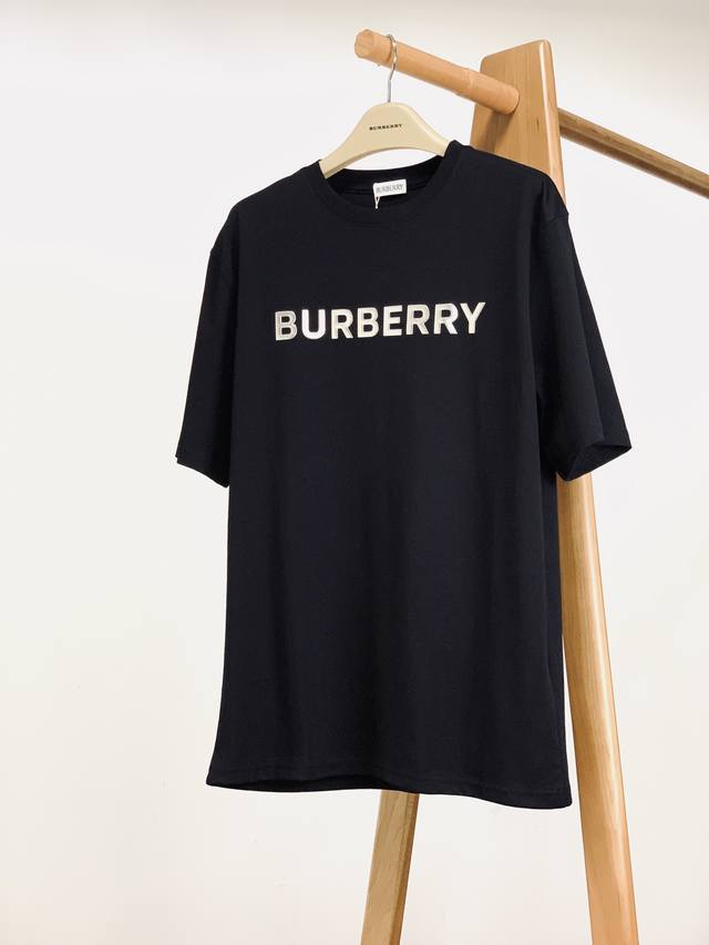 Burberry 巴宝莉 2025Ss春夏新品标志性的“Burberry”品牌名以浮雕工艺呈现，字体立体精致，彰显独特格调与深厚底蕴。甄选优质丝光棉面料，触感柔