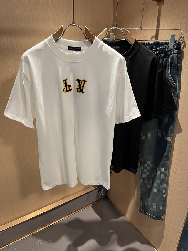 Louisvuitt*路易*登 2025春夏全新系列单品上线，非常时髦前卫的一款男女同款短袖T恤，标识Logo图案印花烫钻修饰！区别于以往的不同，宣示品牌传承多