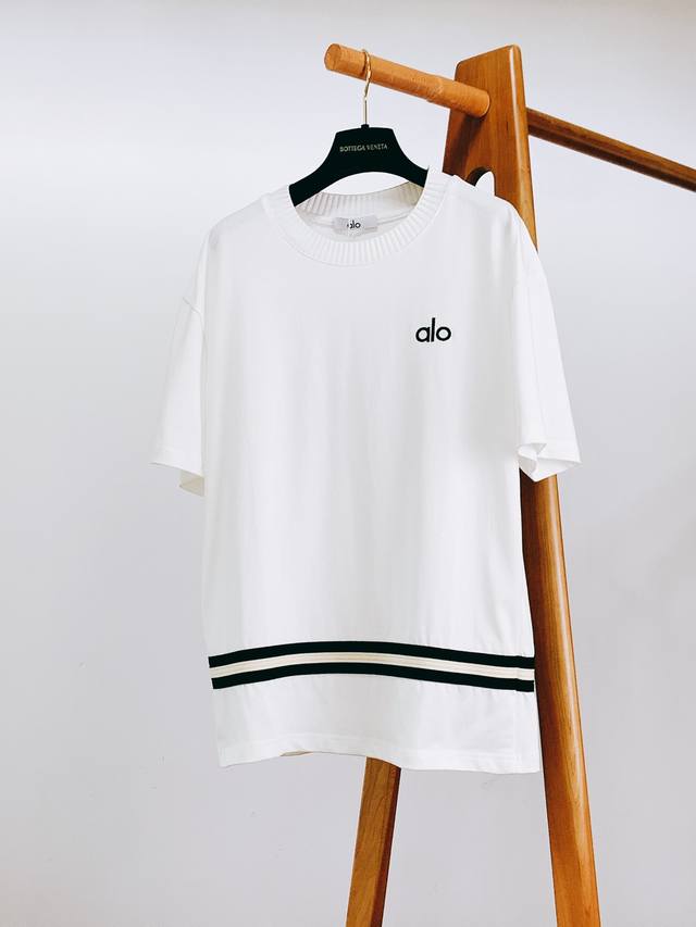 Alo 2025Ss春夏新品 Alo 白色T恤。简约不简单的运动时髦感，干净纯粹的白色打底，自带清新活力感。领口是细腻罗纹设计，贴合颈部又有筋骨，久穿不易变形，