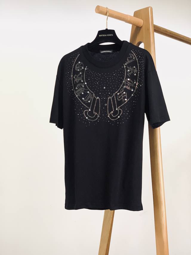 Chrome Hearts 克罗心 2025Ss春夏新品重工钉珠T恤。经典黑色打底，自带酷飒气场。前胸后背满是克罗心标志性钉珠轮廓图案，排列精细。领口、袖口做工
