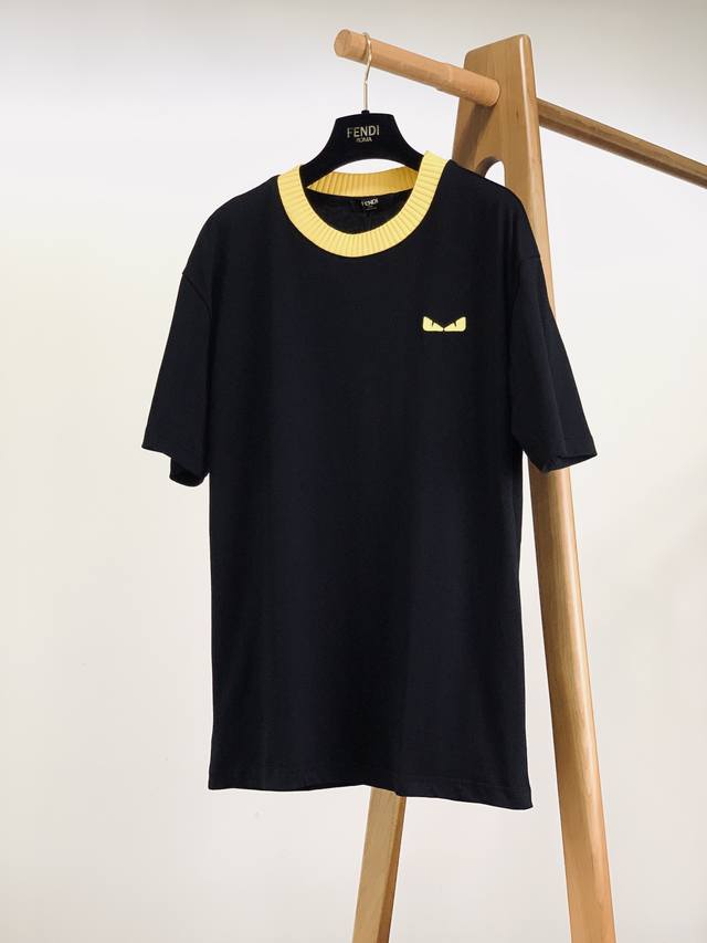 Fendi 芬迪 2025Ss春夏新品 小怪兽系列T恤。经典黑色打底，简约又百搭。撞色黄领设计超吸睛，罗纹领口精致有质感，不易变形，贴合颈部超舒适～胸前标志性小