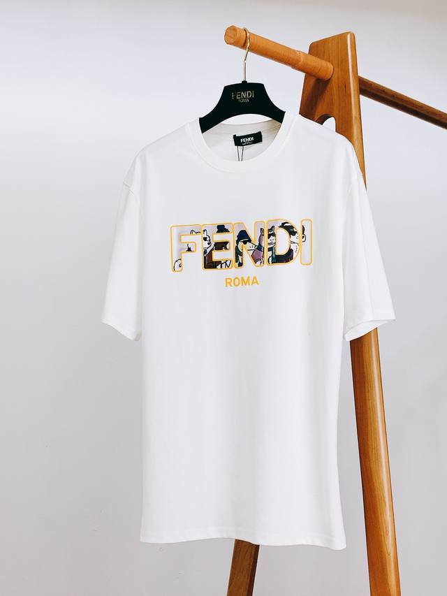 Fendi 芬迪 2025Ss春夏新品 这款T恤超吸睛 胸前字母标识堪称灵魂设计，“Fend*”字母以黄边勾勒，内部嵌入趣味卡通动物图案，灵动又别致，下方“Ro