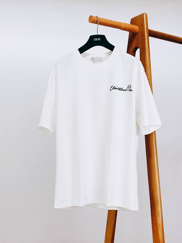 Dior Homme 迪奥 桀傲 2025Ss春夏新品植绒标识印花T恤，回溯品牌传奇以简约纯色为底，藏着独特设计巧思。正面，精致的 “Christian Dio