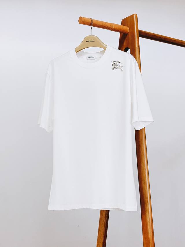 Burberry 巴宝莉 Ss春夏新品 重磅级尤物单品，官网在售系列。奢侈一线大牌的御用面料厂织造，手感柔软舒适，穿着无累赘感，吸湿透气，弹性与垂感颇佳。肩膀处