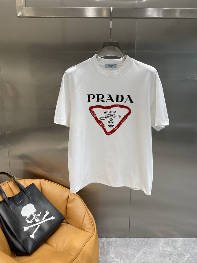 普家 Prada夏日时尚奢华新标杆 黑色的衣身经典又大气，“Prada”字样醒目又高级，搭配红色三角标元素，巧妙融合品牌特色，奢华感与时尚感拉满。面料质感上乘，