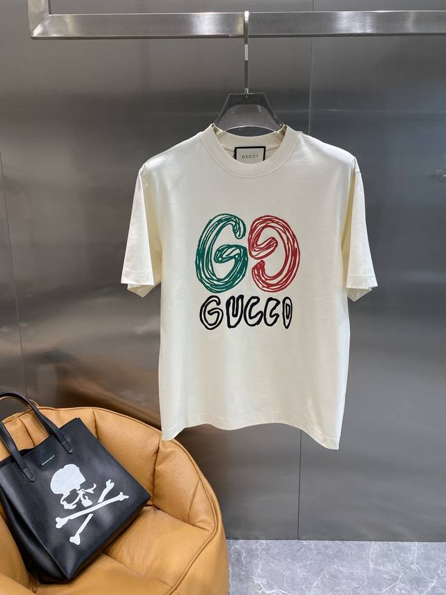 古家 Gucci短袖 夏日艺术时尚单品，标志性的双G图案以红绿黑三色涂鸦式线条呈现，充满艺术气息，独特又吸睛，完美展现出品牌的创新与时尚态度。S-Xxxl隔天
