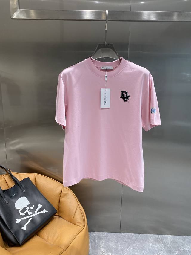 迪家 Dior短袖 夏日简约奢华之选 简约大方，左胸处精致的品牌标识刺绣，低调又奢华，彰显着Dior的高级质感与精湛工艺。面料柔软亲肤，S-3Xl隔天