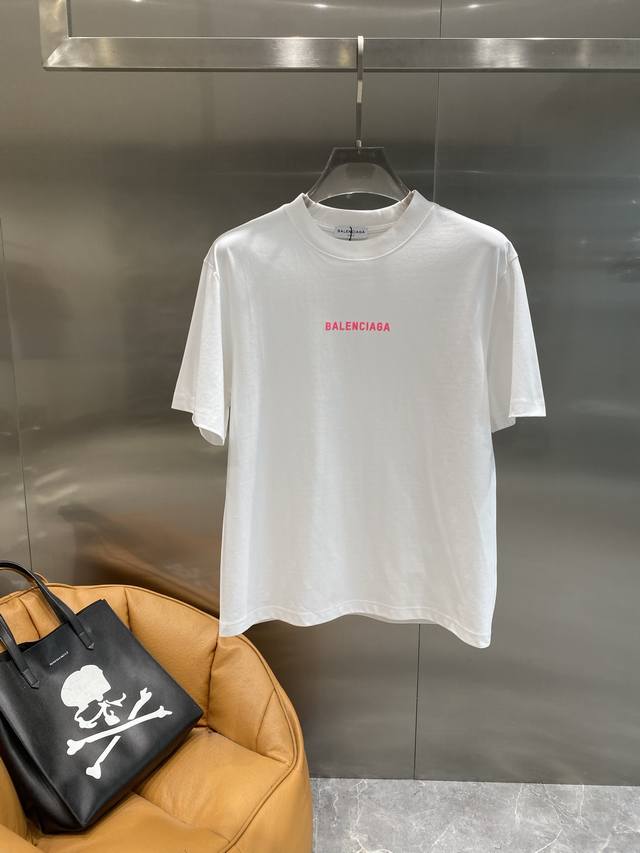 巴黎家 巴黎世家黑T，夏日潮流酷感担当 黑色衣身经典又百搭，荧光绿的“Balenciaga”字样，醒目又吸睛，瞬间提升整体时尚感，将潮流与个性完美融合。面料质感