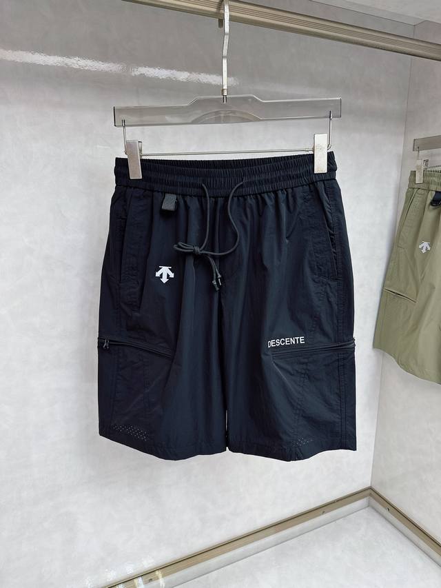 迪桑特 2025夏季新款男士休闲短裤，高级定制面料透气面料 透气弹力舒适度极高，细节无可挑剔，顶级辅料配备，原版Logo设计理念，手感细腻柔软！上身版型超赞！尺