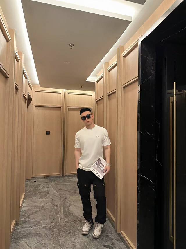 Fd经典黄眼睛刺绣Logo怪兽T恤 这件短袖在设计上，最大亮点当属胸前的小怪兽眼睛图案，采用精湛的万针刺绣工艺，每一针都细腻精准，勾勒出栩栩如生的轮廓，再加上亮