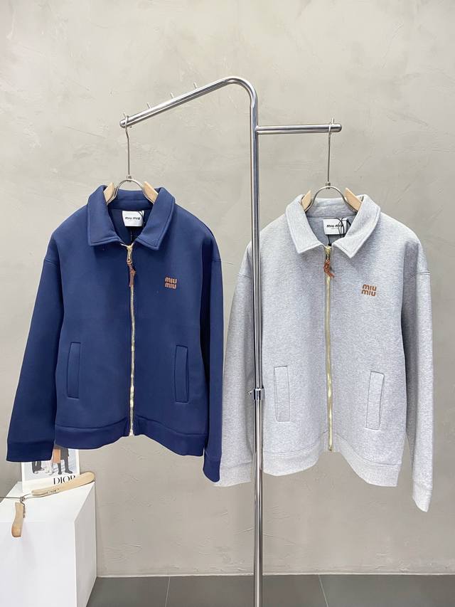 Miumiu谬谬独家专供新品时尚休闲秋冬翻领外套 进口原版科技面料，柔软舒适，上身舒适透气，亲肤不扎人，独特混搭设计风格，无论是单穿还是搭配，都是百搭单品，彰显