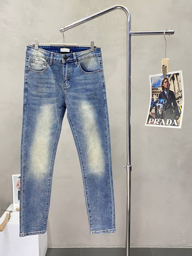 Gucci古驰独家专供新款休闲牛仔裤高端版本 专柜定制面料 透气舒适度高，细节无可挑剔，品牌元素设计理念，体现高品质。手感细腻柔软！呈现休闲裁剪，上身版型超赞！