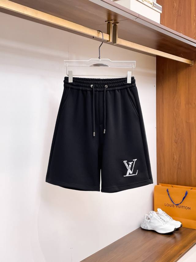 Lv 2025Ss夏季新款，原单专柜休闲双面穿短裤，奢华经典品牌原版Logo配饰 专柜热销款 身穿着非常舒适 低调不失奢华 穿出去非常有档次 裤型款式和裁剪亦无
