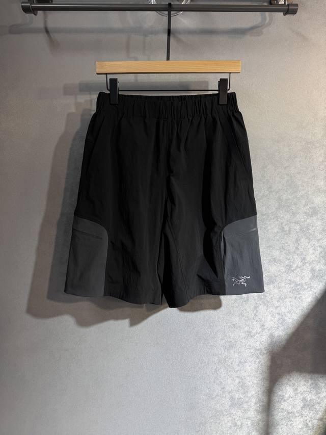始祖鸟 春夏新款休闲短裤 品牌经典系列 休闲运动皆可 速干面料 舒适度极好，透气舒适。608辨识度极高 定制进口面料 色泽清新 做工精细。颜色：杏色 绿色 黑色