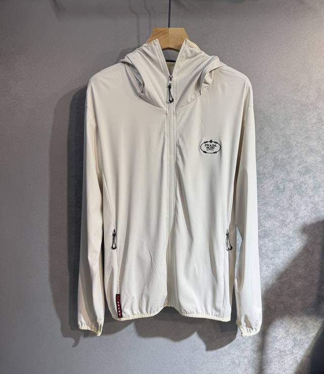 Prada 普拉达 2025夏季防晒衣套装皮肤衣，户外必备！采用进口轻尼龙科技面料制作，3D印花上身柔软舒适，防风防雨防晒，并且超级轻盈！款式更是时尚有型，，各