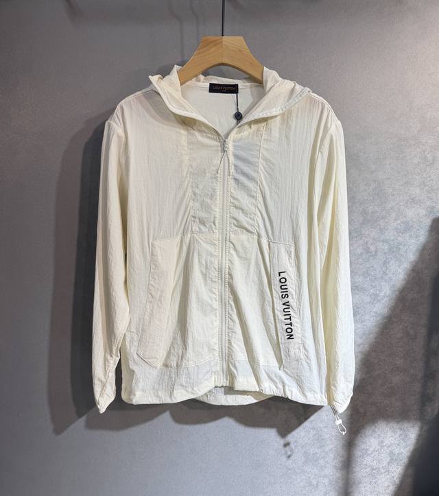 Lv 路易威登2025夏季防晒衣套装皮肤衣，户外必备！采用进口轻尼龙科技面料制作，3D印花上身柔软舒适，防风防雨防晒，并且超级轻盈！S2款式更是时尚有型，，各种