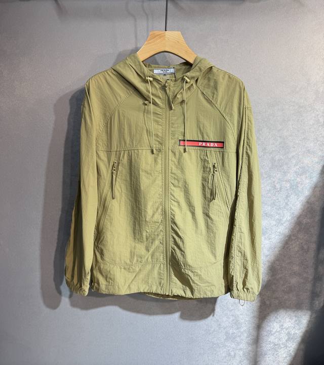 Prada 普拉达2025夏季防晒衣套装皮肤衣，户外必备！采用进口轻尼龙科技面料制作，3D印花上身柔软舒适，防风防雨防晒，并且超级轻盈！款式更是时尚有型，，各种