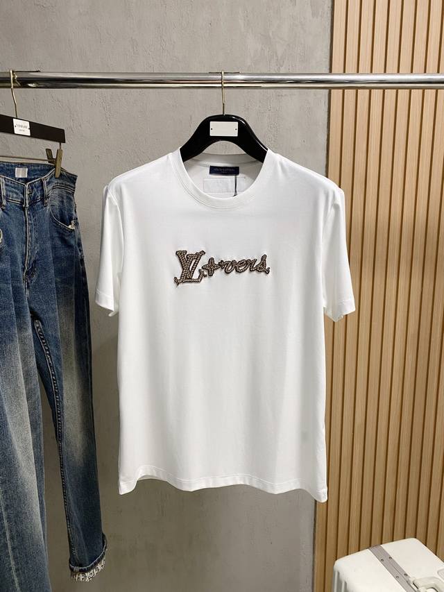 Lv 2025新款原单男士休闲打底短袖T恤！高端定制 高版本 时尚百搭爆款宽松版型原版进口420克双股纯棉面料 螺纹袖口.领口衣摆 手感超柔软细腻 穿着亲肤舒适