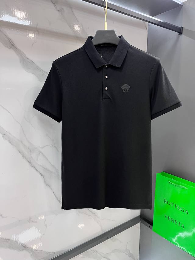 范思哲 2025新款高端商务Polo 白领 单位人士必入单品！ 休闲商务翻领短袖，科技面料，体感非常棒，手感顺滑质感很棒！弹性好，无任何束缚感，面料自带透气网孔