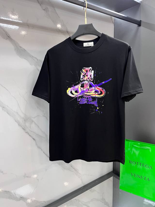 西太后 2025春夏新款首发最新款短袖圆领T恤 高端订制 设计前卫时尚！品牌Logo重工艺设计 高端定制纯棉面料.手感柔软.穿着舒适.级别精致车线.做工精细.上