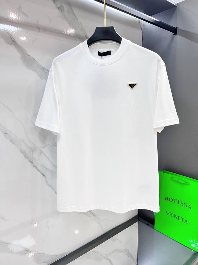 普拉达 25Ss春夏新款首发最新圆领T恤 高端订制 设计前卫时尚！品牌Logo重工艺设计 高端定制240克面料.手感柔软.穿着舒适.级别精致车线.做工精细.上身
