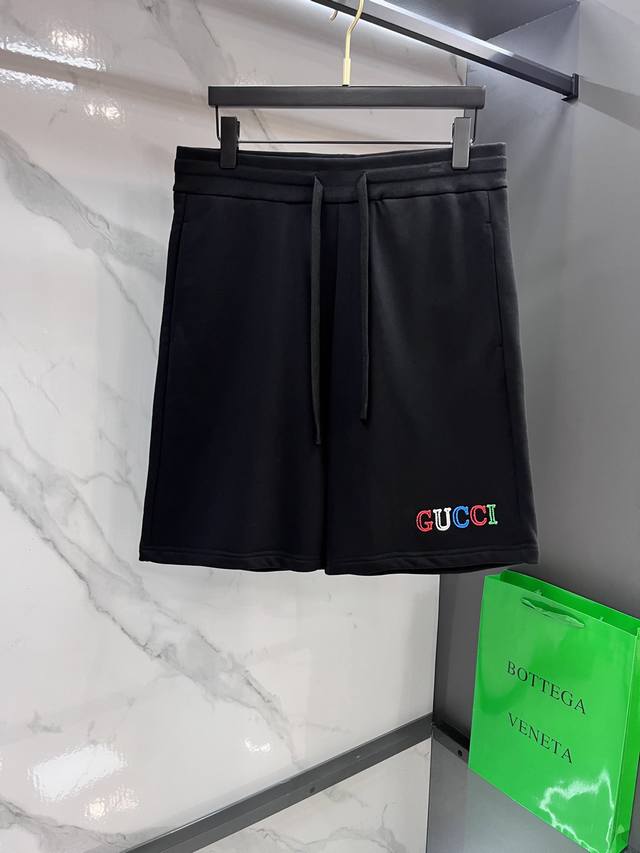 Gucci 2025Ss夏季新款字母Logo刺绣休闲短裤五分裤，裤腿Logo 精密数码刺绣，品牌特征十足，松紧腰围设计，不挑任何身材。 Size：S-Xl