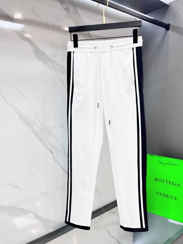 迪奥 新品同步上市。原单订制高品质时尚休闲裤。超级百搭款。独家定制面料，手感细腻柔软，贴身舒适，上身超有型！原版定制最新五金辅料。超靓版型、上身显腿修长，內里，
