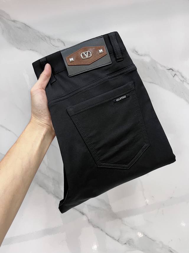 华伦天奴 2025Ss早春新品薄款重工休闲裤，进口优质水洗弹力面料，上身舒适透气有弹力，客供五金辅料装饰，版型超正，全品相订单款，上身帅气十足 Size：29-