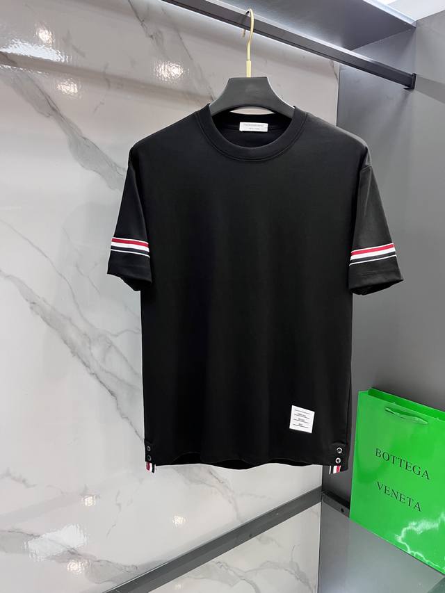 Tb 2025Ss春夏精品短袖T恤 官网同步 高端品质 定制顶级丝光面料，顶级大厂1:1制作，时尚大牌重工艺Logo设计，手感柔软细腻 穿着亲肤舒适 百搭休闲