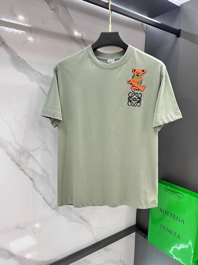 罗意威 25S情侣款小熊！！款式相当的青春活力，朝气澎湃！！新一季主打的小熊系列，采用一级刺绣的高规格标准.色调过渡呈现的立体感很强，优选260G纯棉面料.舒适