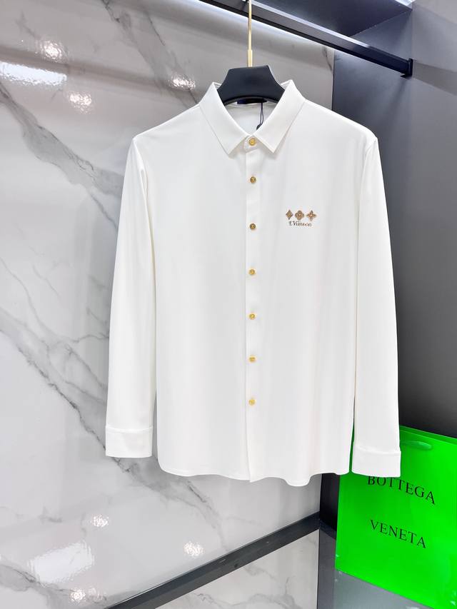 Lv 2025Ss秋季新款翻领长袖衬衫，定制顶级冰爽锦氨无痕衬衫！重工艺设计，时尚大牌元素Logo点缀，上身版型超赞，面料细腻舒适透气，随意搭配都超级好看时尚型