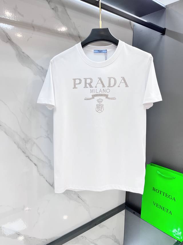 Prada 2025春夏装欧洲Gw专柜新款 走秀网红款定制 顶级原单时尚休闲短袖T恤。25Ss潮人网红必备单品，精选进口丝光欧棉面料，舒适性与透气性兼优，柔软抗