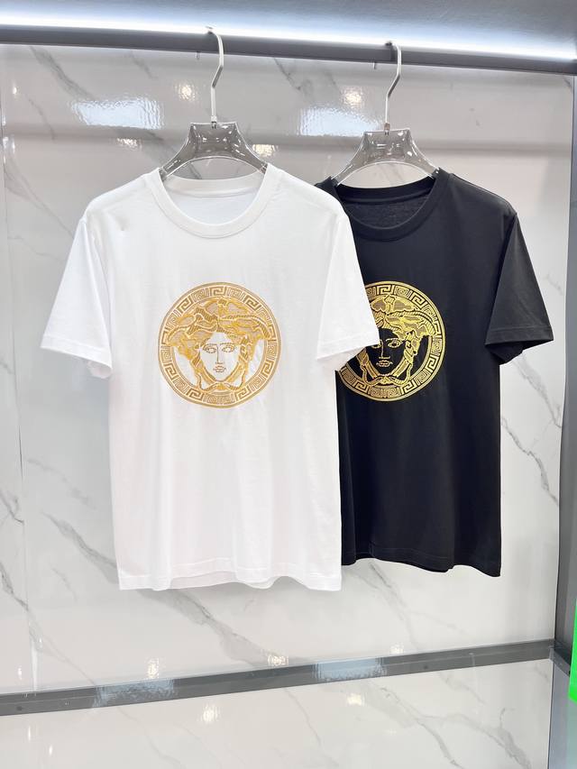 Versace 2025Fw春夏新品圆领打底外穿T恤，立体感Logo常规半袖纯棉打底T恤，棉，手感面糯有骨感，柔而有韧性。工艺处理，韧性和抗皱性能得到大幅度提高