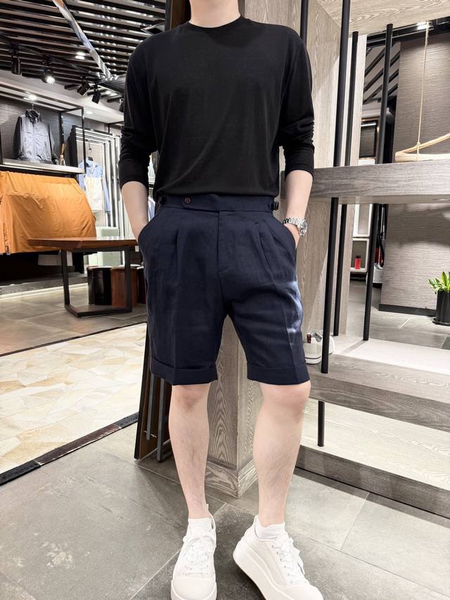 杰尼亚-2025新款亚麻西服短裤采用100%亚麻，是具有多种特点和用途的植物纤维，其特性主要包括：透气性和吸湿性。亚麻面料具有良好的透气性和吸湿性，能使皮肤保持