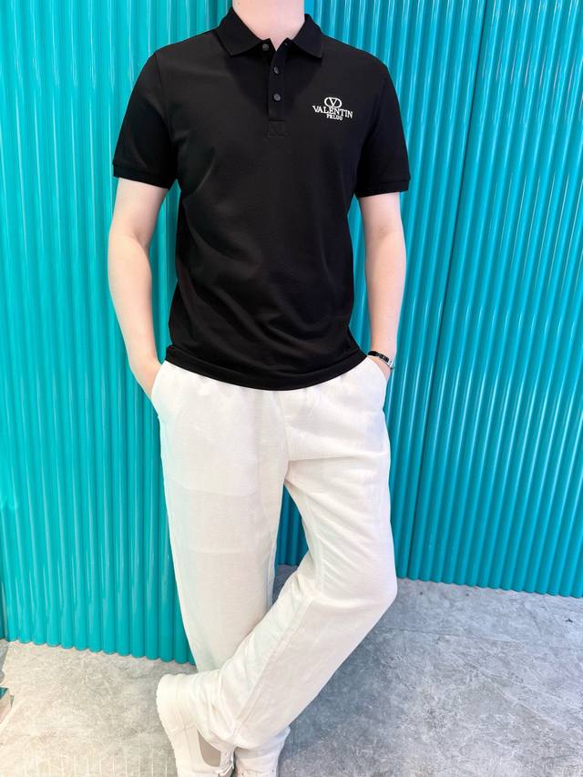 华伦天奴-2025最新Polo出货 欧美热销单品！精选意大利进口品牌珠地棉面料，胸口的品牌标志搭配最新的设计，彰显时尚 ！码数：48-56 模特180 140穿