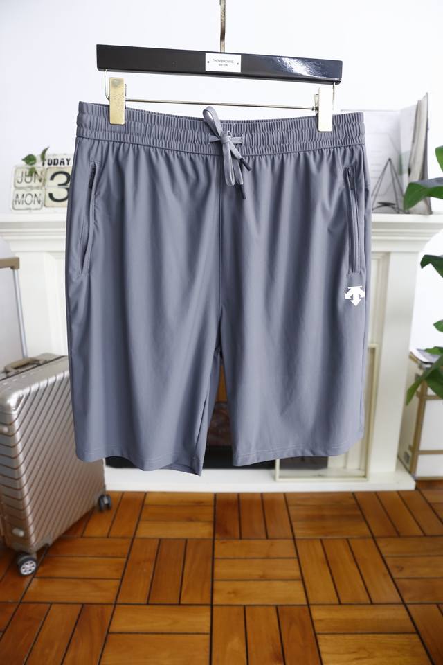 迪桑特.2025Ss夏季新品男士短裤奢华经典品牌Logo设计 采用舒适速干面料！品味与价值共享 身穿着非常舒适 低调不失奢华 穿出去非常有档次 裤型款式和裁剪亦