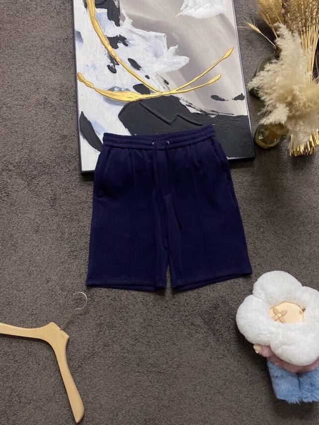 Loro Piana 诺悠翩雅Lp 春夏Ss最新莱赛尔短裤，Joetsu短裤洋溢轻松闲适的气息，尽显笃定从容魅力。短裤采用十分柔软爽滑的定制莱赛尔天丝双面平纹针