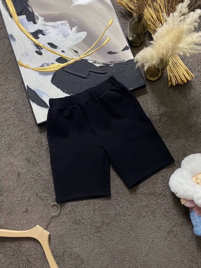 Prada 普拉达春夏经典版三角章仔标志短裤，定制柜级面料，有挺度又舒适，透气凉爽，表袋处经典三角标识章仔装饰，后幅口袋装饰品牌皮质章仔，简单又不失细节！百搭款
