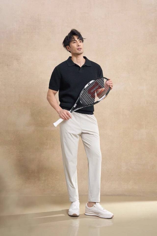 Loro Piana 诺悠翩雅Lp2580春夏最新男士无纽扣短袖翻领T恤针织衫，精选高档天丝和羊毛混纺80支超柔面料，16针密致针法，纹理清晰，紧密不易变形，质