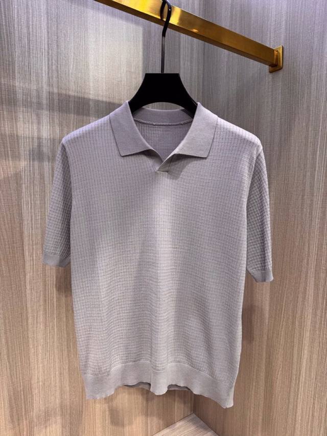 Loro Piana 诺悠翩雅Lp2580春夏最新男士无纽扣短袖翻领T恤针织衫，精选高档天丝和羊毛混纺80支超柔面料，16针密致针法，纹理清晰，紧密不易变形，质