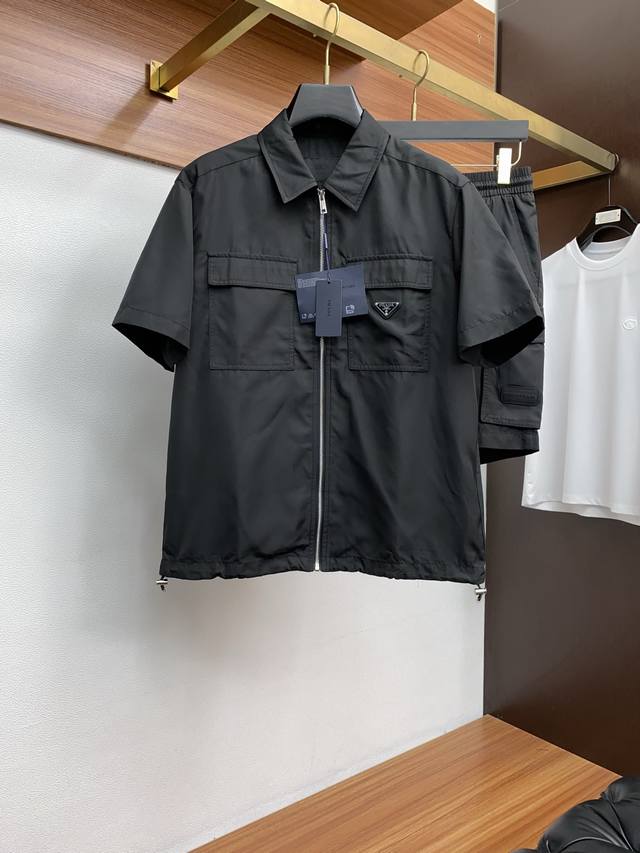 套 普拉达 M-3Xl 25年春夏新款休闲短裤 套装 干净利落剪裁，都市风十足 采用精纺梭织速干面料手感软糯干爽，上身效果挺括有型。五金精致，商务休闲非常好看如