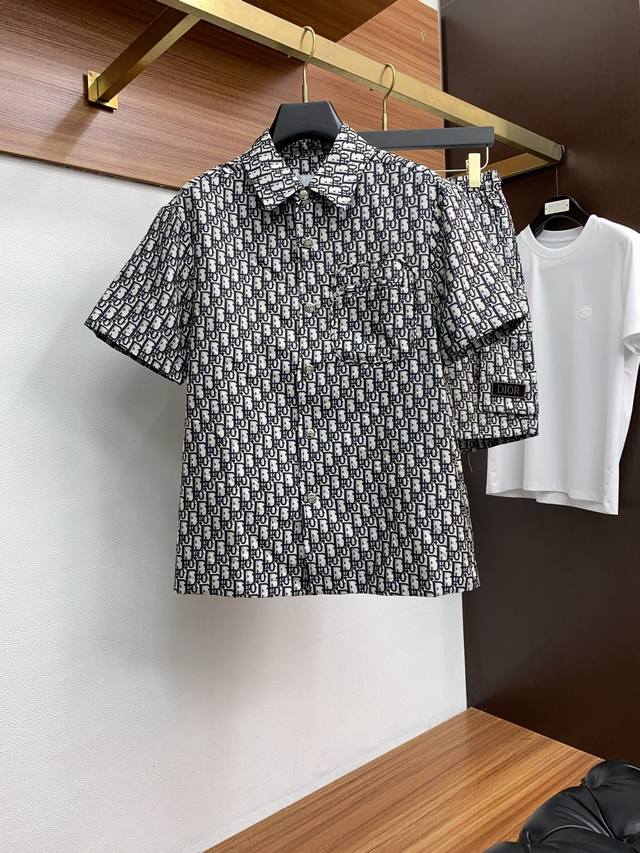 套 迪奥 M-3Xl 25年春夏新款休闲提花短裤 套装 干净利落剪裁，都市风十足 采用精纺棉质提花面料手感软糯干爽，上身效果挺括有型。五金精致，商务休闲非常好看