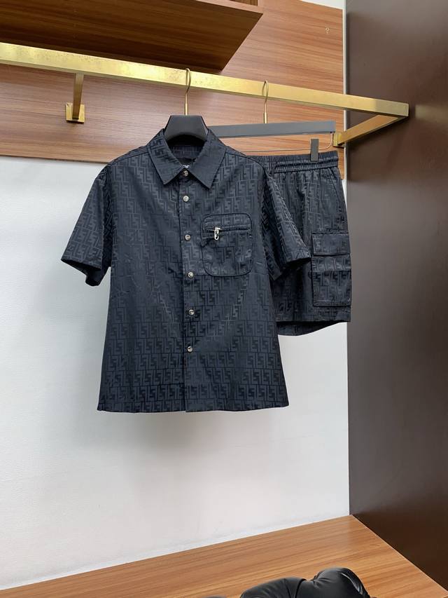 套 芬迪 M-3Xl 25年春夏新款休闲提花短裤 套装 干净利落剪裁，都市风十足 采用精纺棉质提花面料手感软糯干爽，上身效果挺括有型。五金精致，商务休闲非常好看