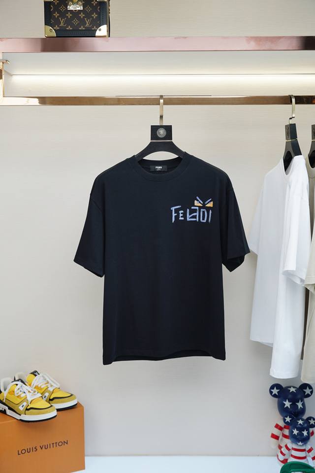 Fendi 芬迪 2025Ss系列新品P 男士短袖时尚经典圆领设计！奢华品牌字母Logo搭配！高级定制百搭款式 任何人都可以轻松驾驭 采用高档顶级双丝光棉面料！