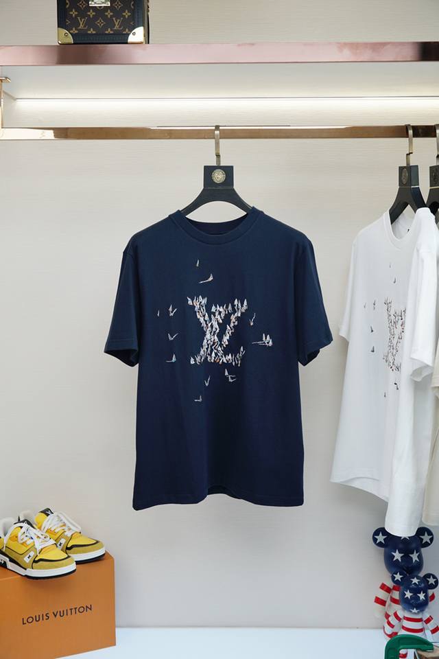 Lv-2025Ss系列新品P 男士短袖时尚经典圆领设计！奢华品牌字母Logo搭配！高级定制百搭款式 任何人都可以轻松驾驭 采用高档顶级双丝光棉面料！非常显档次懂